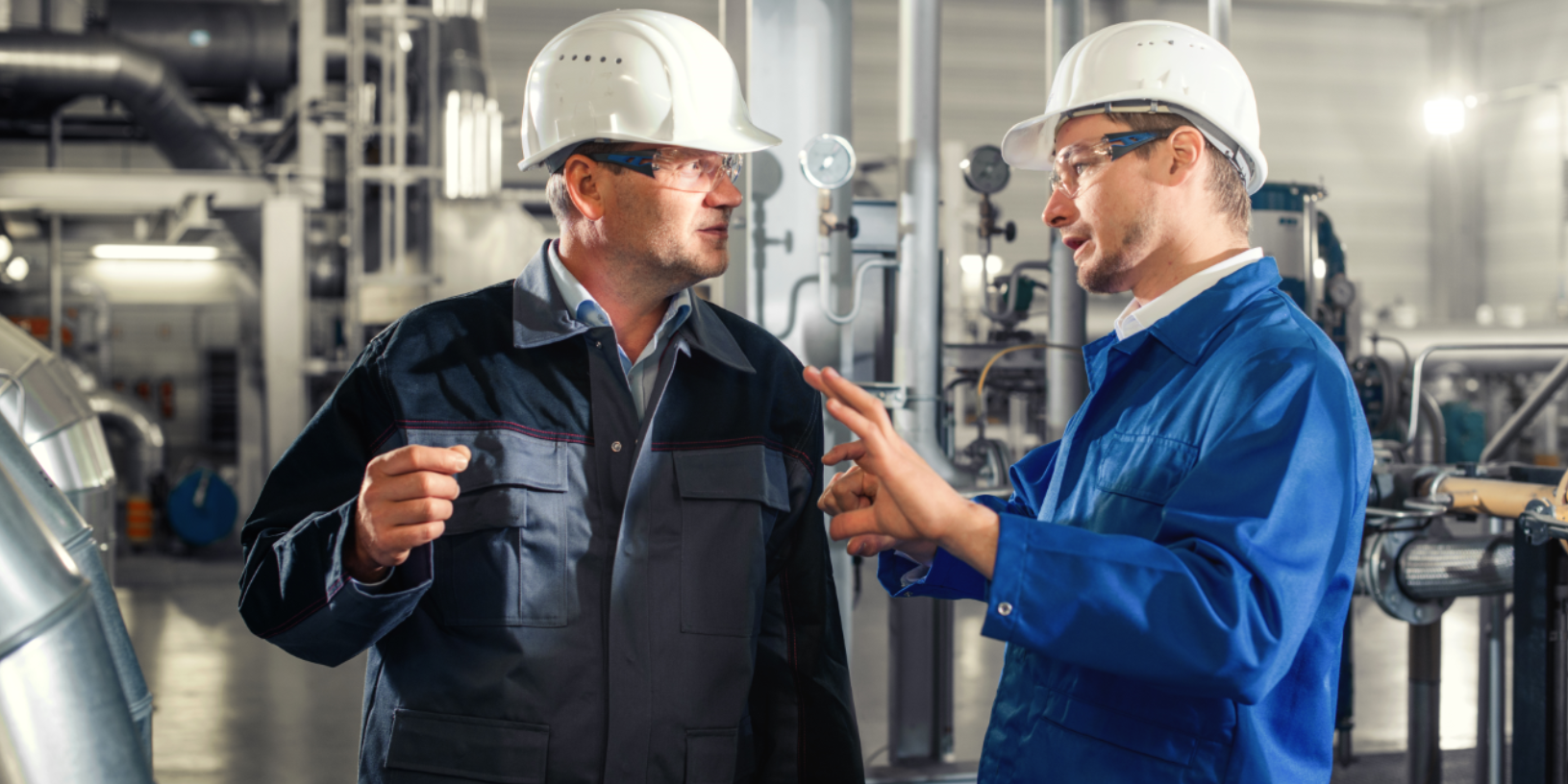 HOERBIGER Mitarbeiter diskutieren vor Maschine HOERBIGER Mitarbeiter diskutieren vor Maschine