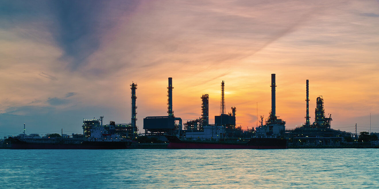 前面有海的炼油厂