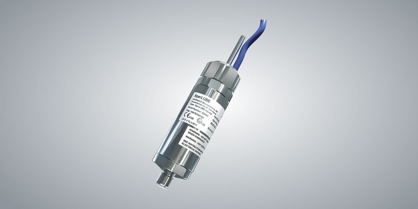 製油所を背景にしたXperLUBEシステム図